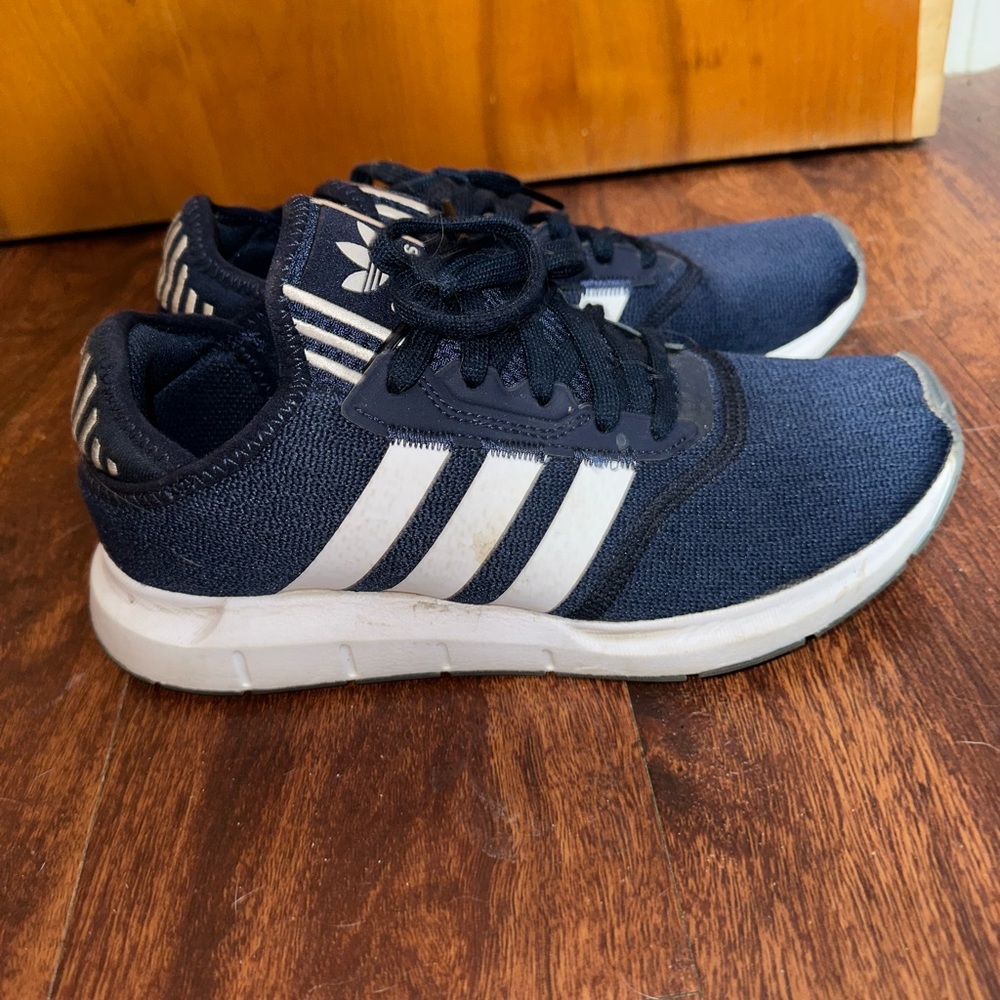 Adidas Originals Women’s Swift Run sneakers size 8